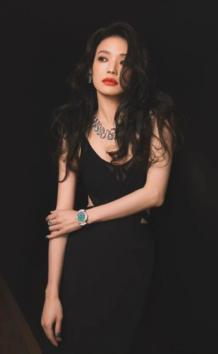 舒淇2023时尚造型盘点,无论是修身的旗袍,华丽的礼服__财经头条