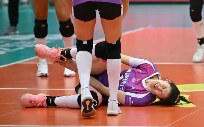 队员为何频频受伤？赛季长强度大，不开放外援政策，板凳深度不够