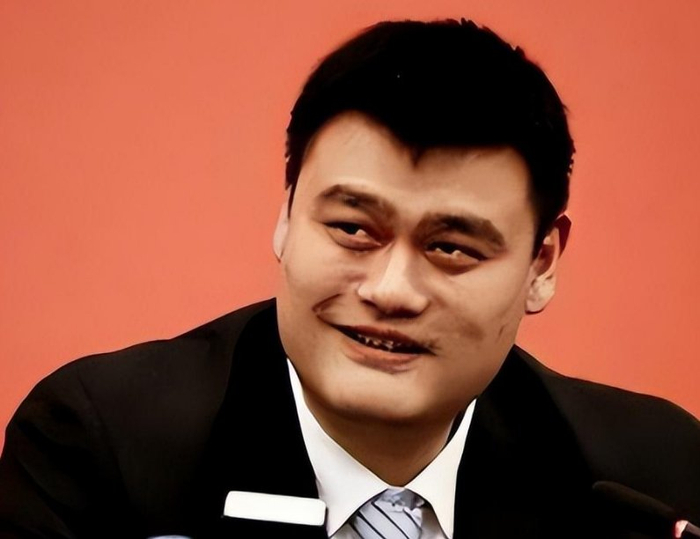 巅峰期的姚明能带领着中国男篮对抗美国男篮,体力不足只坚持半场