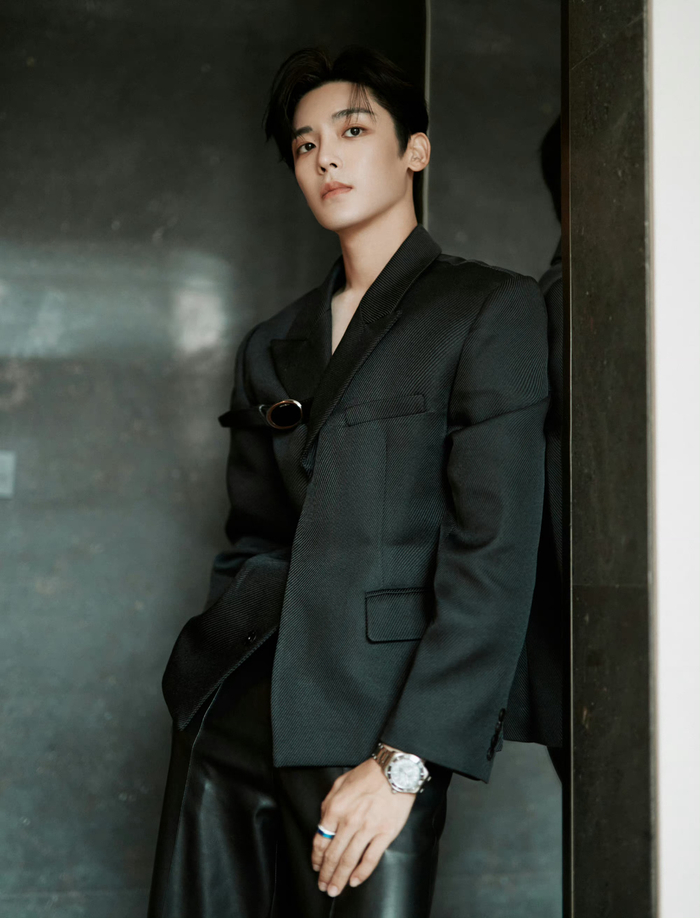 侯明昊身着西装,自在优雅气质不凡,彰显独特魅力