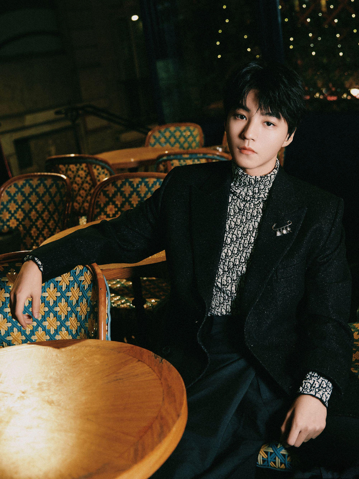 王俊凯dior2024冬季男装看秀造型羊毛大衣搭配高领打底