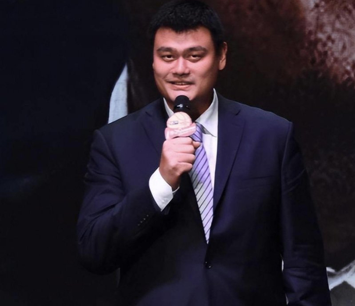 巅峰期的姚明能带领着中国男篮对抗美国男篮,体力不足只坚持半场