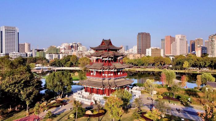 紫阳湖之上,日落之下的紫阳阁(武汉紫阳公园)