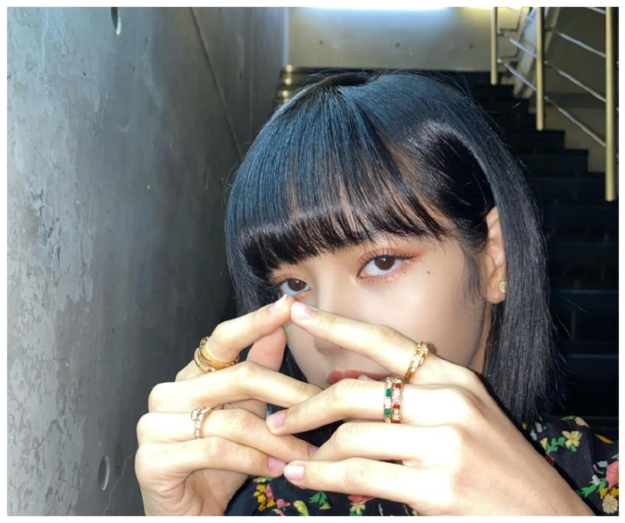 Lisa新概念海报公布，背影神似男生引争议，这颜值是认真的吗？