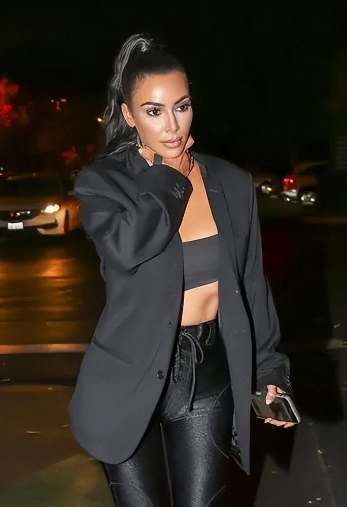 金-卡戴珊最新辣照曝光!连体裙展现曼妙身姿,迷人锁骨太抢镜!