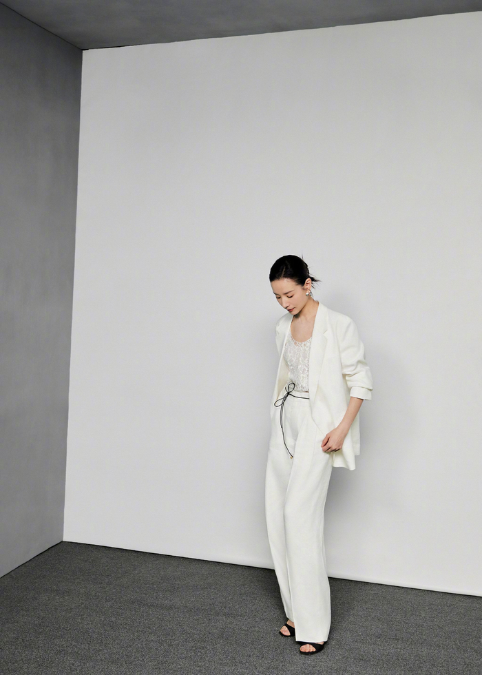 董洁以一身轻洽之姿与公众对话分享她与品牌的美好邂逅