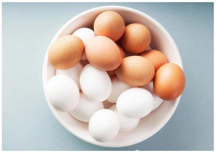 选鸡蛋惹争议，挑白壳还是红壳的好？养鸡老板说漏嘴，以后多注意