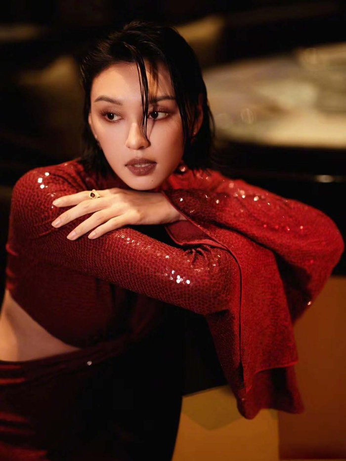 王丹妮受邀参加时尚芭莎“璀璨之夜”，酷女孩一改往日休闲造型