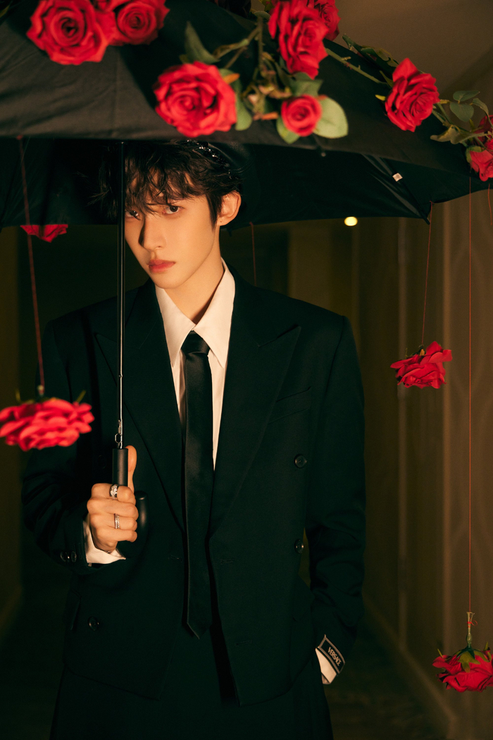 刘宇出席腾讯视频星光大赏造型versace西服套装手握玫瑰