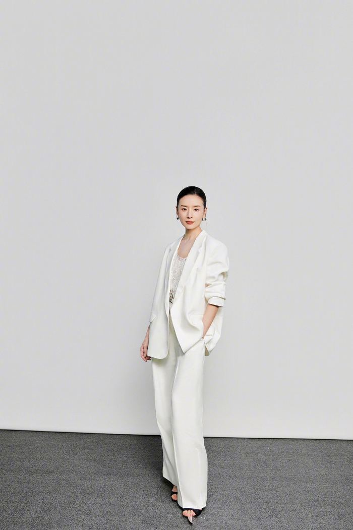 edition风格大使董洁亮相深圳万象天地门店以轻洽之姿