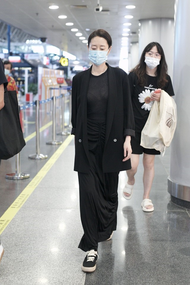 刘敏涛果然有大姐风范穿一套黑装那叫一个酷啊