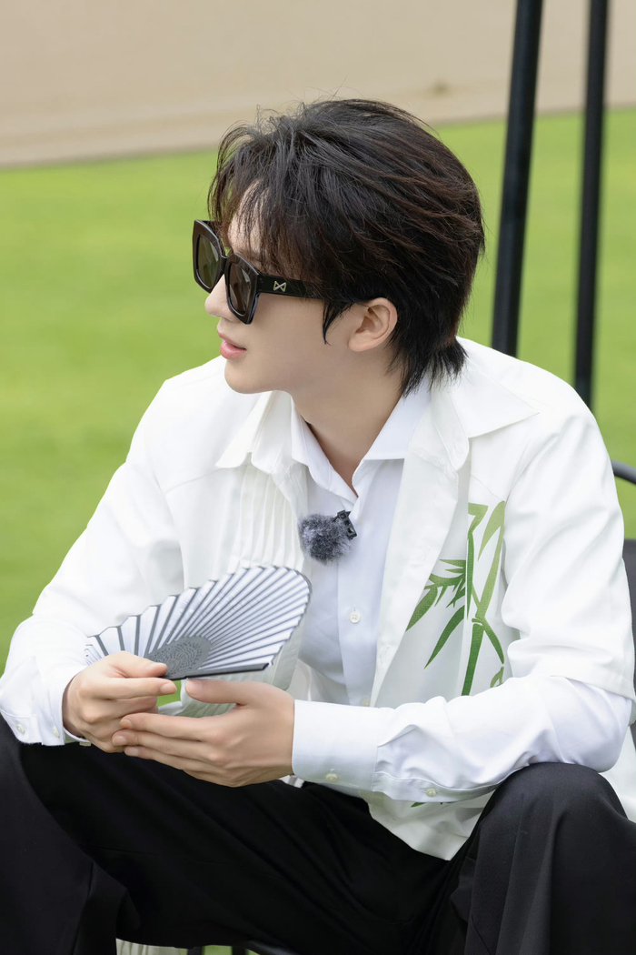 李宏毅最新节目造型!国风衬衫时尚优雅,期待值满分__财经头条