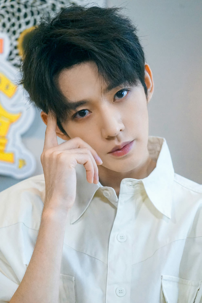 夏季白衬衫,漂亮男孩青春洋溢__财经头条