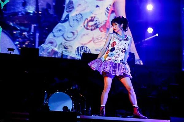 lisa的武道馆演唱会以「pink&black」为主题,两日的演唱会分别名叫