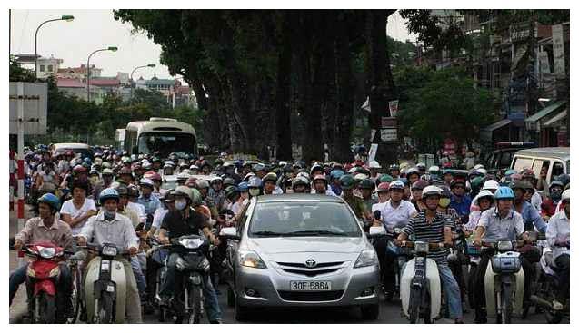 越南当地的女孩，为什么大多侧身乘坐摩托车，而不是跨着坐？