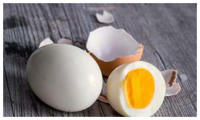 选鸡蛋惹争议，挑白壳还是红壳的好？养鸡老板说漏嘴，以后多注意