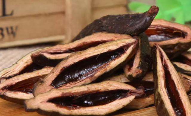 根据新闻报道有一名20多岁的男子从十几岁的时候就开始吃槟榔,吃了