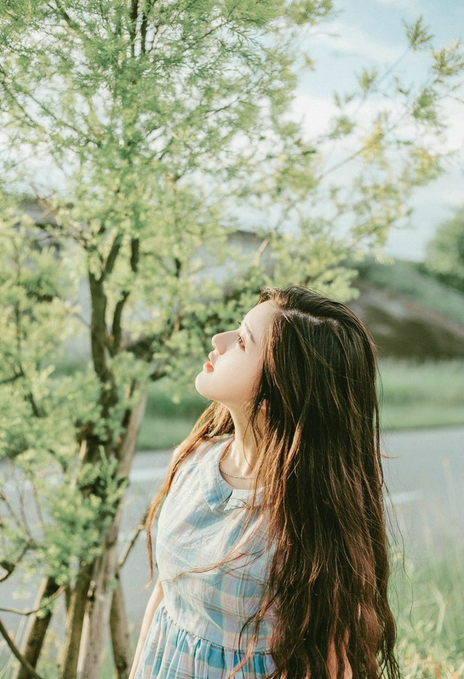端庄淡蓝色裙子女孩腼腆可爱俏皮户外写真
