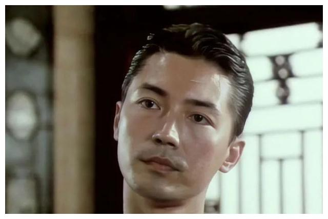 尊龙在2007年拍了与李连杰合作的电影《游侠》后,便选择了息影,偶尔也