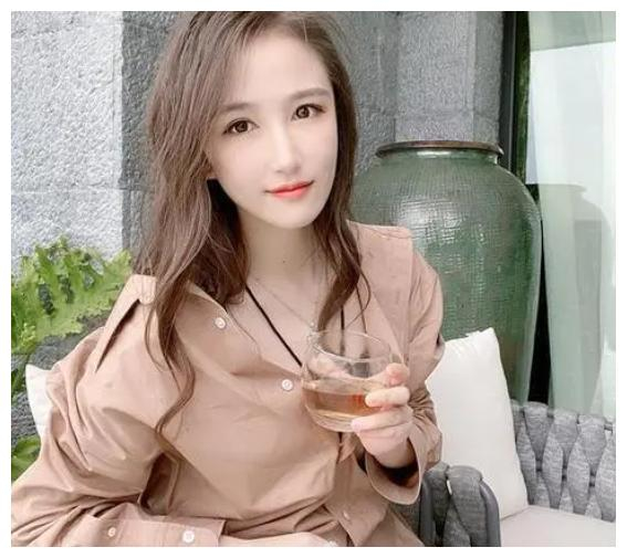 眼看情绪失控的集梦会长开始胡言乱语,冯千韶急忙上线挽回局面