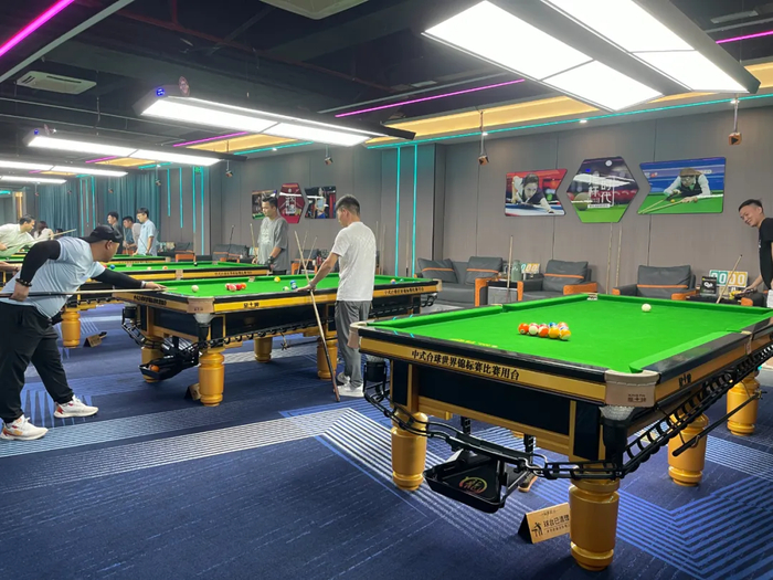 夏天到了 和家人朋友在这家专业又休闲的俱乐部约一场台球吧!