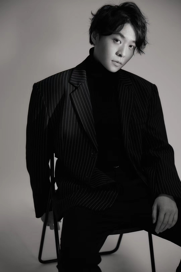 演员王山水写真曝光黑白之间尽显男性魅力