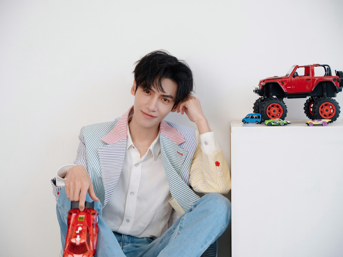 来看看罗云熙的生日写真,五彩条纹西装搭配牛仔裤