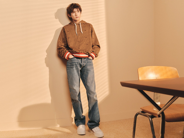 王源出镜bally 2023七夕广告,复古情侣款连帽卫衣搭配牛仔裤