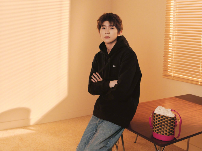 王源身着七夕限定连帽双色卫衣演绎bally七夕情人节广告大片