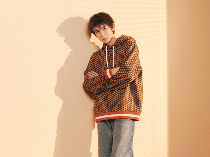 王源身着七夕限定连帽双色卫衣演绎bally七夕情人节广告大片