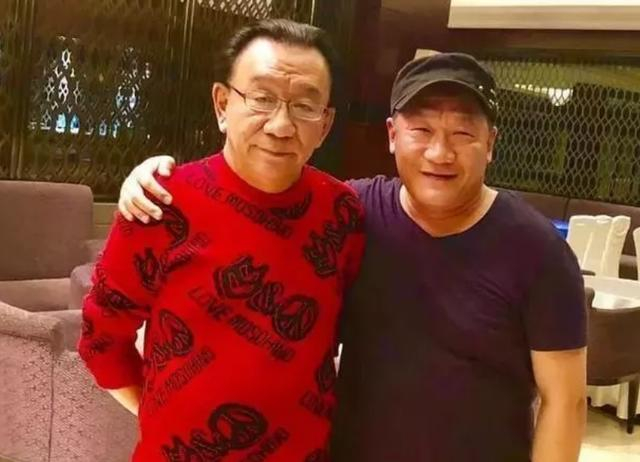 56岁的谢东55岁结婚,两次涉毒后声名狼藉,传闻是侯宝林的私生子