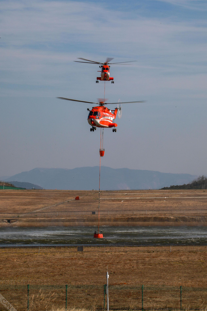 昆明航空救援支队严密组织"直升机 吊桶灭火"飞行训练昆明航空救援