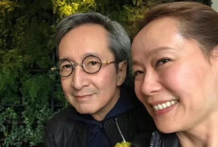 59岁叶童近况曝光,回归拍戏开心乐观,满头白发状态好|陈国熹|表错七日情|张国荣|网民|古天乐_新浪新闻