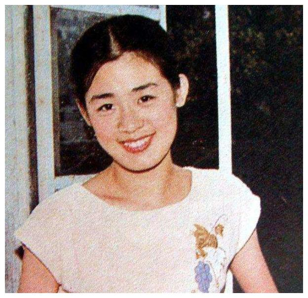 《牧马人》女主丛珊，爆红后遭人妒忌无奈出国，如今过得怎样？|朱时茂|谢晋|李秀芝_新浪新闻