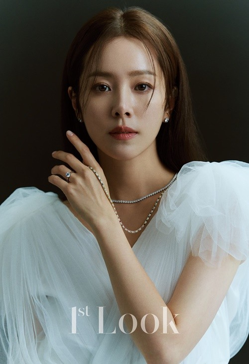 韩国女艺人韩志旼杂志写真穿纱裙仙气飘飘