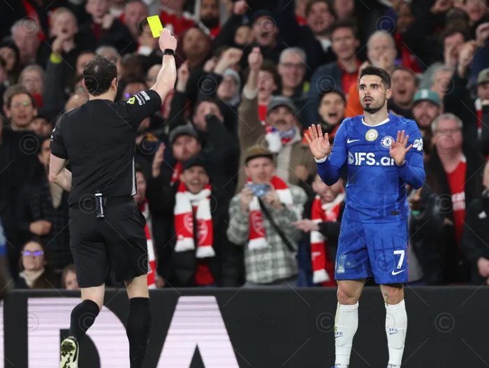 萨顿批评内托染红成转折点，内维尔质疑桑切斯表现影响比赛走势