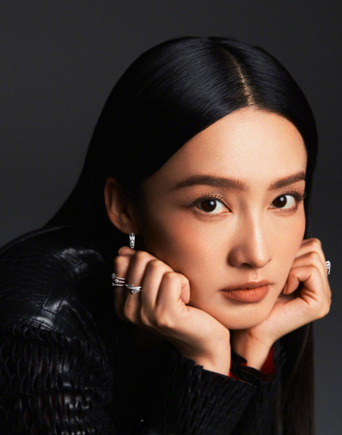 李沁登上madamefigaro中文版六月刊封面