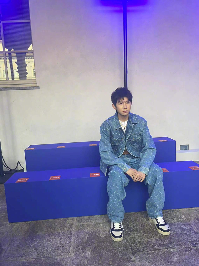 王源亮相米兰时装周,以印花牛仔套装搭配小白鞋