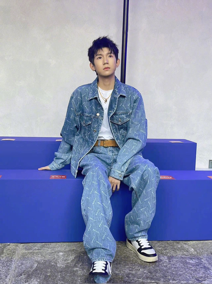 王源亮相米兰时装周以印花牛仔套装搭配小白鞋