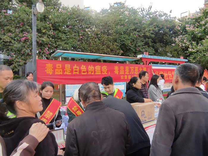 活动现场,禁毒社工通过设立咨询台,悬挂横幅,发放宣传资料等形式,向往