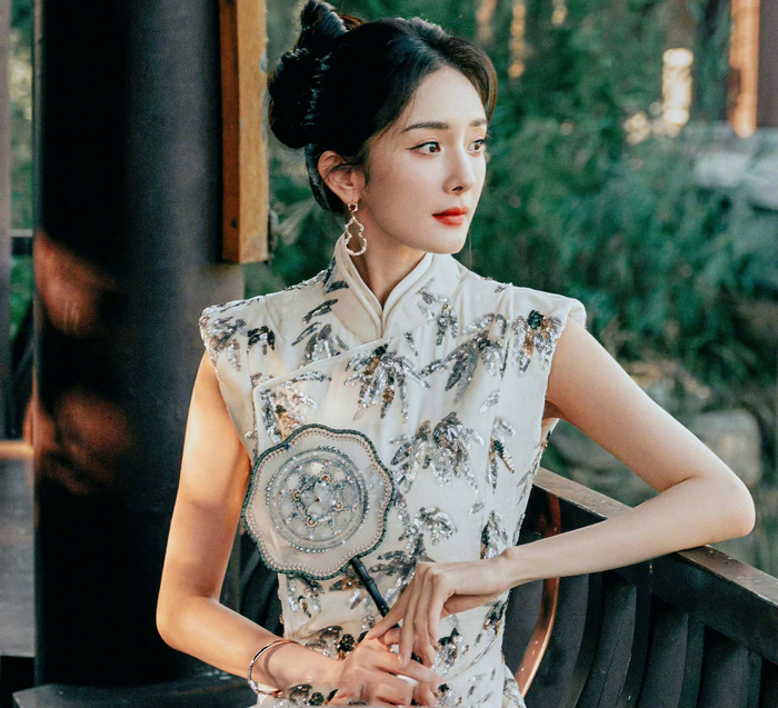 杨幂身着m essential特别定制密竹刺绣改良式旗袍