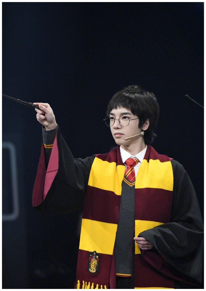 华晨宇扮演哈利波特,魔法棒一挥就变身!