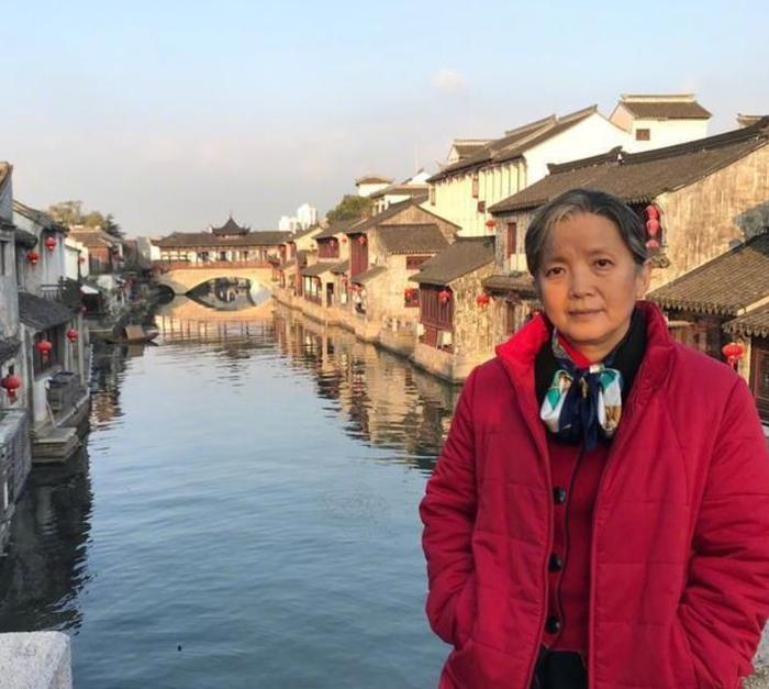 59歲呂麗萍生活現狀，昔日影後如今滿頭銀發，滿臉皺紋和藹