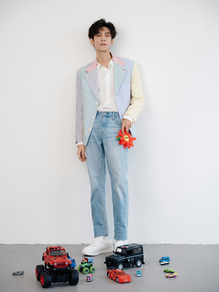 来看看罗云熙的生日写真,五彩条纹西装搭配牛仔裤