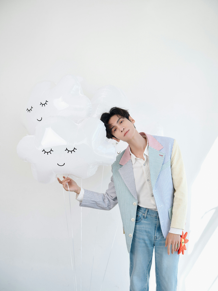 来看看罗云熙的生日写真五彩条纹西装搭配牛仔裤