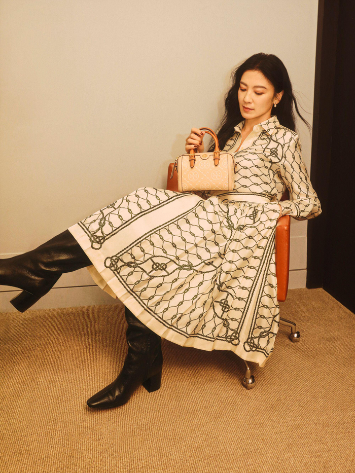 林熙蕾身穿toryburch2024春夏系列与tmonogram迷你压花酒桶包