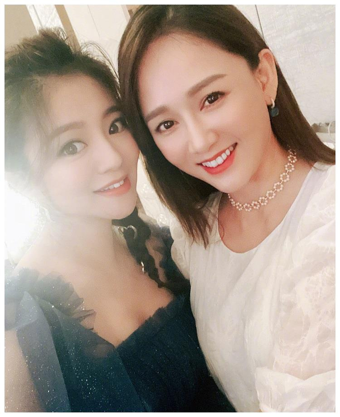 陈乔恩参加安以轩宴会与男友互动羡煞旁人因穿着引发怀孕传闻