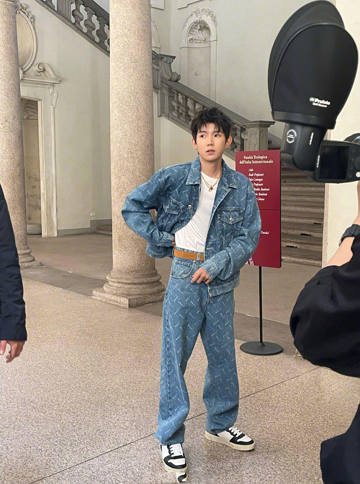 王源亮相米兰时装周以印花牛仔套装搭配小白鞋