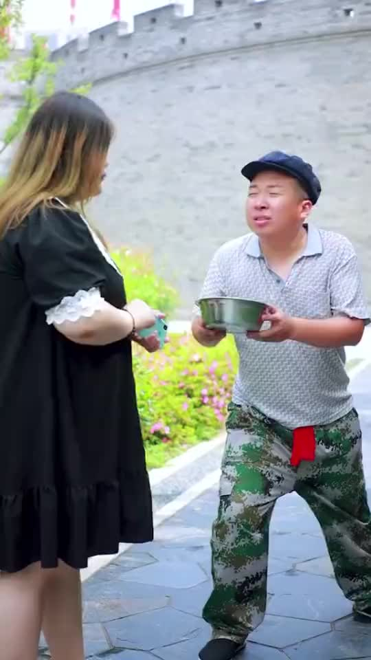 整蛊大哥,老婆演的太像了,看把大哥吓的