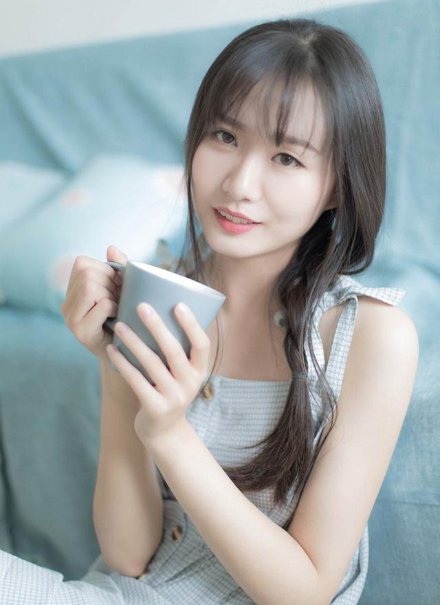 眸皓智齿清纯美女优雅自信唯美写真